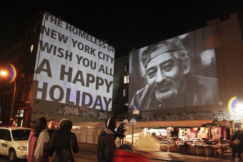 The Homeless of New York City Wish You All a Happy Holiday NEW YORK 2005 -Video-installation Nogle lever i overflod, andre har slet ingenting end ikke en bolig.