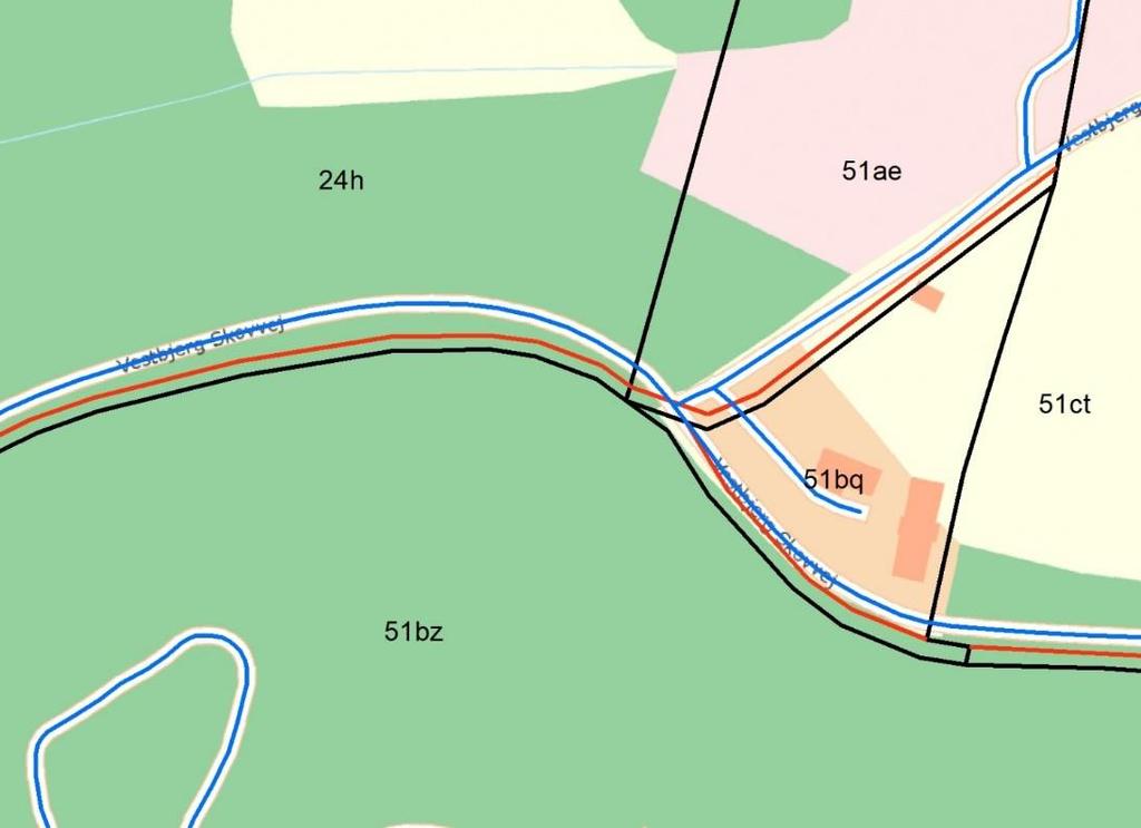 50 FORBEDRING AF MATRIKELKORTET Figur 25 Optaget vej (rød) og topografisk vej (blå) Ovenstående viser jordstykker (sort), optaget vej (rød), der uden tvivl bør ligge langs den blå linje fra vejtemaet