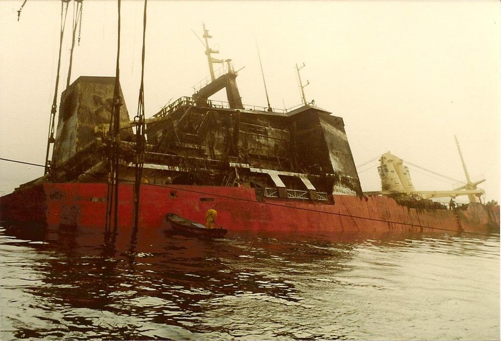 Skibet er smurt ind i olie fra skibets skadede Fuel olie bundtanke (Begge fotos: Jens Peder Dalmose Mouridsen) Skibet blev bjærget i juni/juli måned 1982 hvorefter Svitzers slæbebåd M/S Sigyn slæbte
