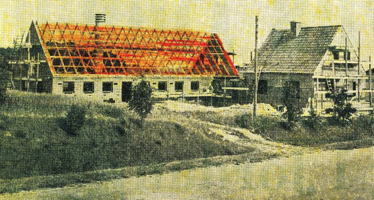 DE SIDSTE HUSMÆND I TÅRUP 99 Fig. 2. Bygningerne skyder i vejret på Arne H. Hansens nyudstykkede husmandsbrug. Fyns Tidende 13. juli 1958. Privateje. handelen.