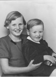 12 ELEV PÅ SKAUTRUP SKOLE 1948-1955 - SINE MANNICHE. Sine og Carl Jørgen Hansen, Vibholm Sine Manniche, født Hansen, født 1941 i Vibholm. Skautrup Skole fra 1948 1955.