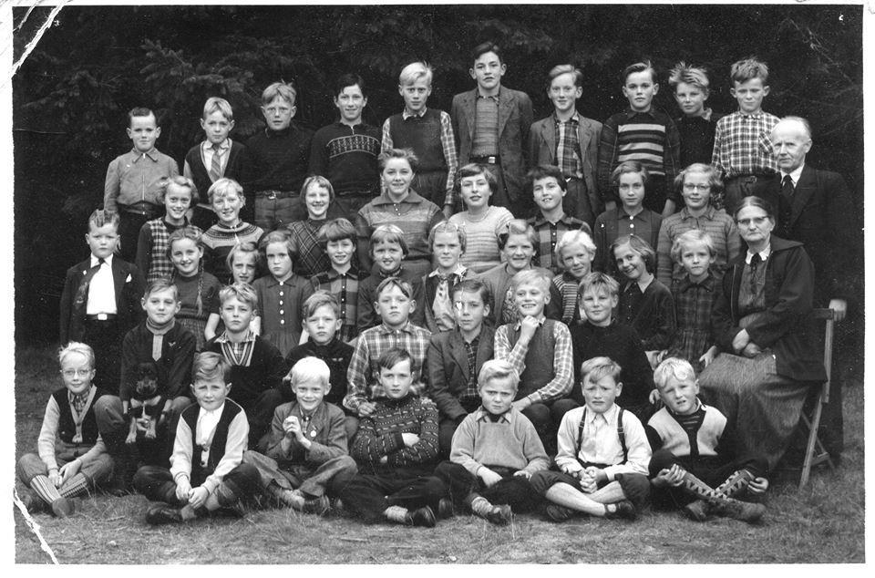 20 SKOLEKLASSE - SKAUTRUP 1956. Skautrup skole 1956 - Lærer Pedersen. 43 elever.