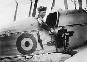 Ved krigens udbrud var Frankrig klart førende på flysiden, og fra begyndelsen havde den franske hær indbyggede kameraer. Landet begyndte krigen med adskillige eskadriller Blériot observationsfly.