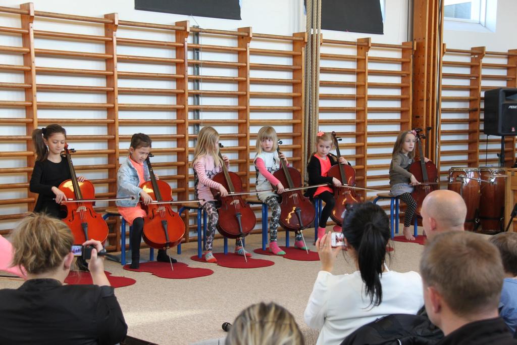 D. 20. april var der traditionen tro forårskoncert i gymnastiksalen på Engesvang Skole. Der var optrædende fra både skolemusikholdende, den obligatoriske musik og fra musikskolen.