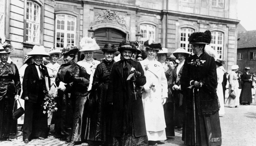 Opgave 1: Kvinders stemmeret Her ses nogle af de 20.000 danske kvinder, som i juni 1915 marcherede mod Amalienborg for at takke Christian 10. for grundlovsændringen, der gav kvinderne stemmeret.