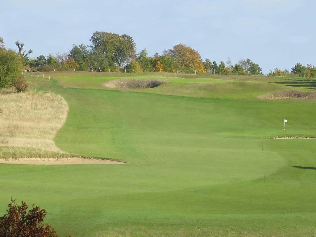 Udviklingsplan for Golfbanen Hedeland Golfklub. Indledning Hedeland Golfklub er etableret i 1980 og har nu eksisteret i 35 år. Det er igen tid til at opdatere banen både funktionelt og designmæssigt.