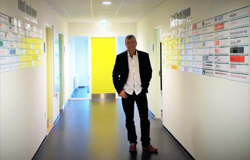 Uddannelseschef hos AMU Nordjylland, Morten Lund Dam, har en klar holdning til prøver i AMU: De håndteres nemmest digitalt. Det nye AMU: Skole håber på realistiske og gangbare løsninger 20.