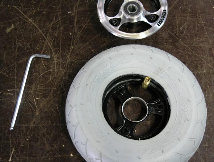 Reparer eller udskift slangen med en ny, og saml hjulet igen Lås bolten fra figur 2 med lock-tite igen.