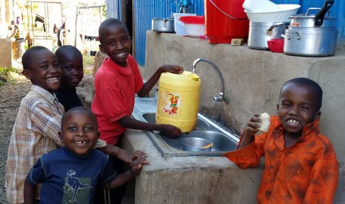 Vandforsyning, Gambia Shipment til Sierra Leone Vandforsyning i landsby, Gambia I samarbejde med Young People Without Borders og Børn uden Grænser, Danmark har IUG sikret bedre vandforsyning til byen