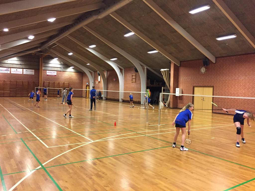 BADMINTON Vi har afholdt badmintonlejr fra fredag den 1/4 til lørdag 2/4, hvor der var 24 glade børn, der havde det sjovt med badminton og meget andet.