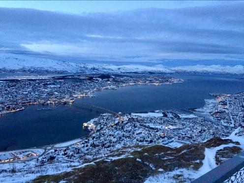 Efter skiløbet spiste vi en herlig frokost hos Rakel og CP, og efterfølgende en tur med fjellheisen til et udsigtspunktet Fløya 421 meter højt oppe over Tromsø. Næste dag stormede det og det p.