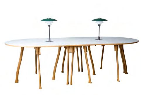solidt og praktisk spisebord. Bestyrelsesbordene kommer med de karakteristiske økseskafter som ben i asketræ, naturlig eg, sortbejdset eg eller valnød.