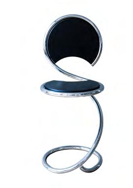 Slangestolen kan nemt stå alene, fordi den er så skulpturel og et dansk designikon.