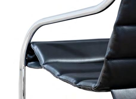 Lænestolen passer ind i alle miljøer. Lænestolen kommer med forkromede stålrør og med polstring i det eksklusive anilinlæder i fire farver: mocca, valnød, indian red og sort.