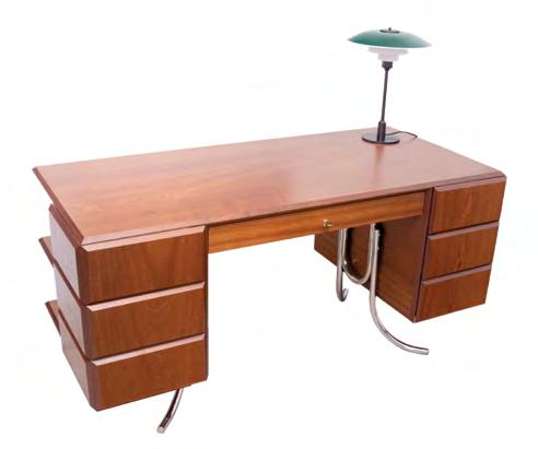 Skrivebordet MODIGT. TAKTILT. BYGGET TIL AT LYKKES. Skrivebordet er i sandhed et statement, der symboliserer klasse og stil. Poul Henningsen designede mesterværket i 1935.