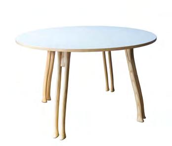 Øksebordet INSPIRERET ENKELHED TIL DAGLIGDAGEN Øksebordet er det alsidige bord, der er inspireret af øksens skaft. Det er et bord som kan have flere funktioner og i alle miljøer.