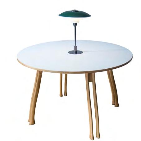 Det er først og fremmest et møbel til brug; Øksebordet kan klare det hele med sin meget solide konstruktion og de otte karakteristiske økseskafter til ben.