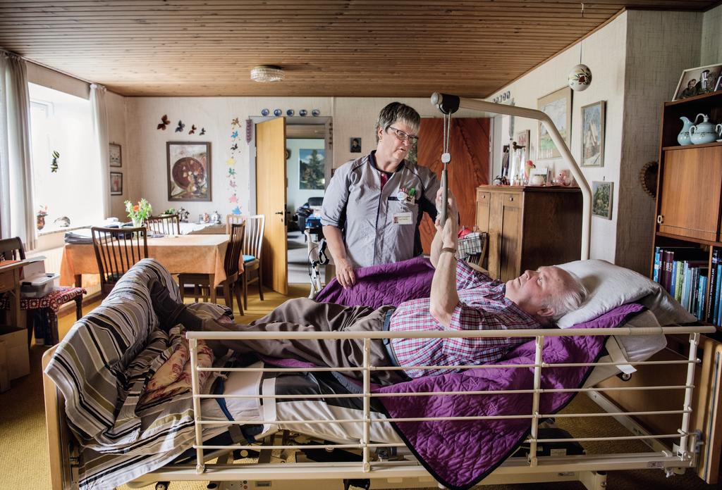 22 /// SUNDHED / DANSKE KOMMUNER / NO.22 / 2017 Social- og sundhedsassistent Randi Feddersen hjælper Viggo Marcussen ud af sengen efter hans formiddagslur.
