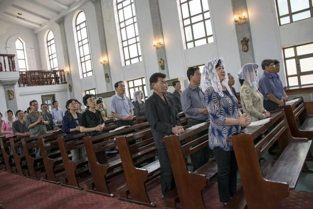 TIL GUDSTJENESTE I DDF KOREA Fra en kristen kirke i Pyongyang. I de vestlige medier læser man, at religion er forbudt i DDF Korea og at eje en bibel kan give dødsstraf.