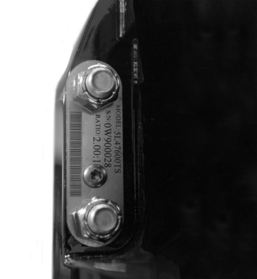 Motorens serienummermærkt Mærket med serienummer sidder øverst på motoren.