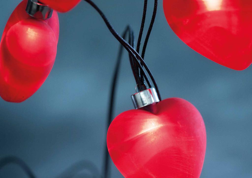 Red Heart Chain Kæden med de fine, hjerteformede lys i glas er inspireret af Hjertetræet i Tivoli, som netop er kendt for sine lysende hjerter.