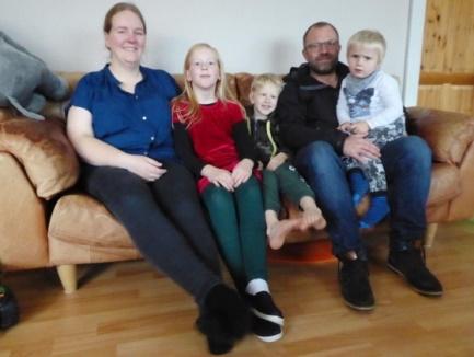 Velkommen til Vrensted Anette Foverskov bor sammen med Kateelena, Marco og Benjamin. Heino er på besøg.