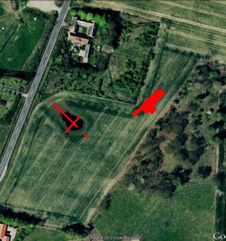 GOM 4044 FELTOVERSIGT Feltoversigt Fig. 2 Med rødt er markeret udgravningsfelt og prøvegrøfter. Til venstre ses korsbalk i dødishul, hvori er fundet depotfund fra yngre bronzealder.