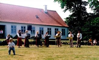 Således blev der også etableret venskabsforbindelser mellem de tre oprindelige kommuner i den nuværende sammenlagte Lejre Kommune: Lejre, Hvalsø og Bramsnæs.