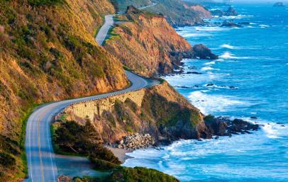 Hvis man tager Highway 1 fra San Francisco kommer man til Monterey, der er en mondæn kystby som bl.a. er kendt for sit akvarium. Men Monterey er bl.a. også strandvejen 17 Mile Drive, hvor nogle af USA's mest eksklusive og dyreste - golfbaner ligger.