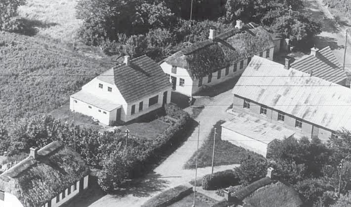 Det stråtækte, lange hus er Øsløs søndre skole (1859-1919). Til højre Øsløs forsamlingshus, nederst til venstre Johan Skjoldborgs fødehjem.