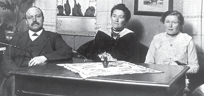 Øsløs nordre skole: Fra venstre lærer Jacobsen, hustruen Kristine Jacobsen og hendes søster Elna.