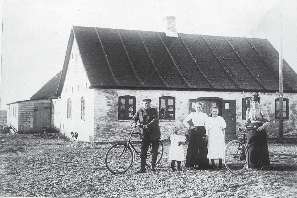 Modstående side til højre: Fisker Anders Hav, Øsløs, nuværende Skippergade 5, ca. 1910. Fisker og redningsmand Poul Græsbøll med familie ved Strandgården, det første hus ved Lildstrand ca. 1900.
