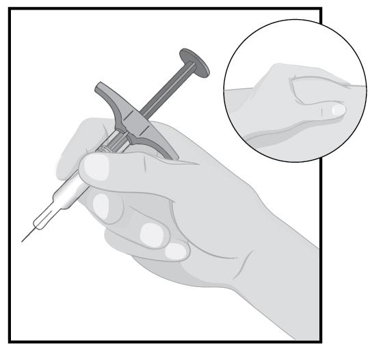 TRIN 6 Hold den fyldte injektionssprøjte med den ene hånd mellem tommel- og pegefingrene, som du holder en blyant.