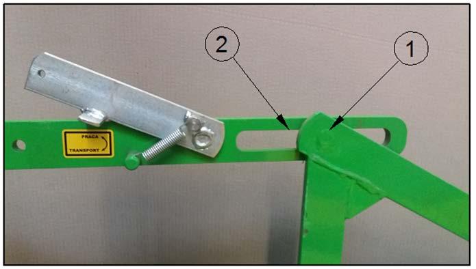 6. Insert the safety catch into the extension on the linkage and secure it with a pin.