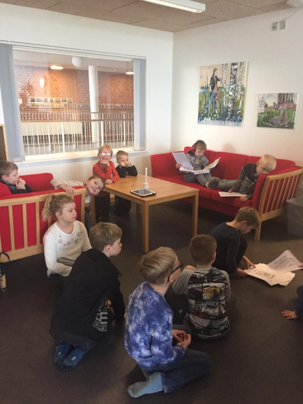 Lus, krabber, løver, bjørne og heste fælles om læsning Børneuniverset i Hammelevafdelingen er godt i gang med læsebånd på tværs af klasserne. Børnene er delt ind i 4 niveaudelte hold.