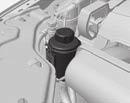 06 Væskebeholderen befinder sig i førerens side Beholderen er beskyttet under dækslet, der dækker motorrummets koldzone.