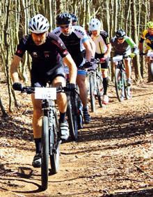 tur igennem forårsskoven. Mountainbikeløb er en af de største sportsgrene inden for politiidrætten og med god grund.