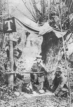 Tysk felttelefon, ca. 1914. Telegraphen-Abteilung des Oberkommandos der 9. Armee auf dem Marktplatz in Osterode im September 1914.