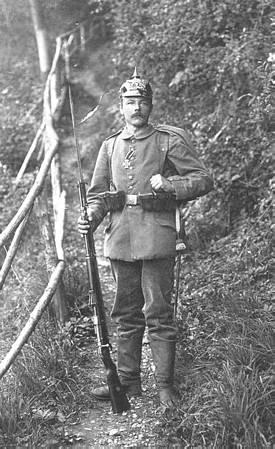 I tilknytning til felthærens maskingeværenheder, se Om tyske maskingevær- og jægerenheder, 1914, fandtes en række fæstningsmaskingeværenheder, af hvilke der i 1913 var oprettet 15 afdelinger (Kilde