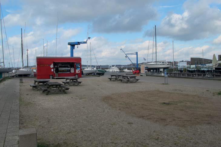 Pladsen kan anvendes fleksibelt med en basisfunktion som opholdsplads med bænkesæt. Her kan man nyde udsigten til havnepladsen og fjorden, sin medbragte madpakke, is eller take away.