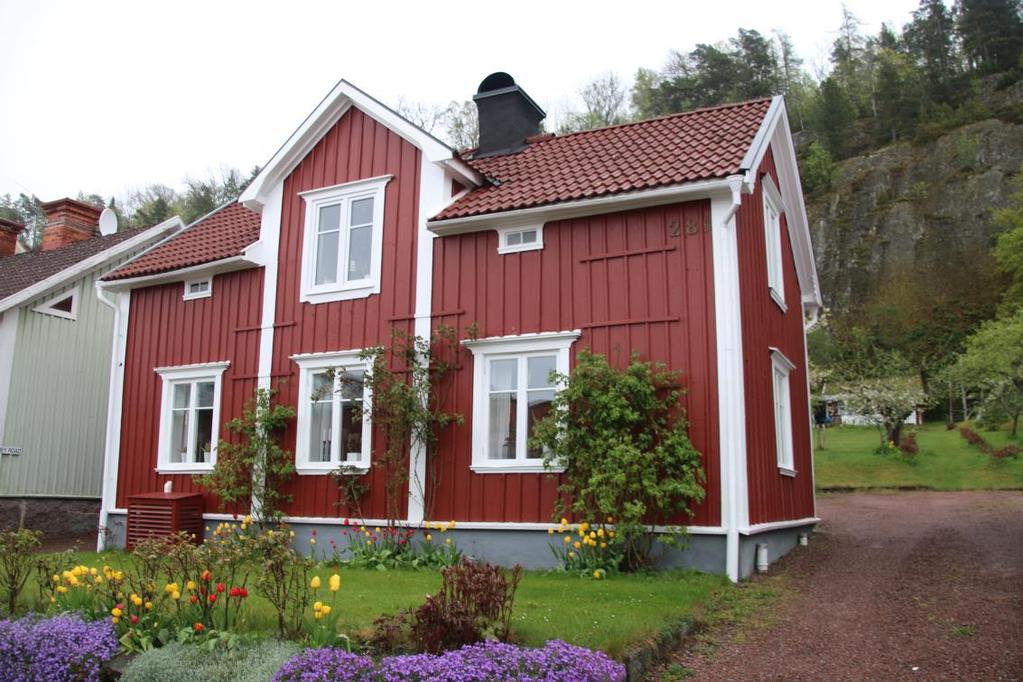bøger. Mange svenske huse er bygget af træ.