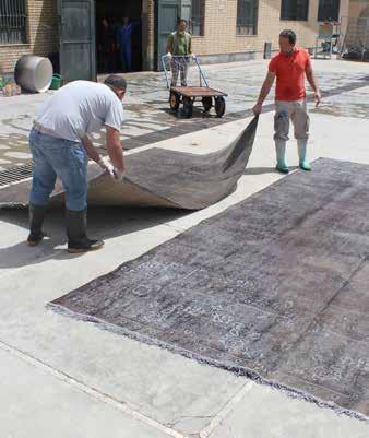 Kunsten er at finde gamle tæpper med den præcise mængde slitage, som efterfølgende via klipning, special vask og soltørring får fremhævet deres mønster meget svagt.