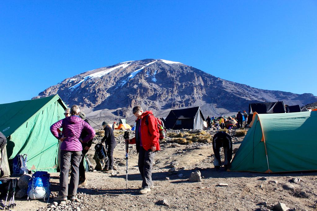 Tanzania Bestigning af Afrikas højeste bjerg Kilimanjaro At stå i solopgangen på Uhuru Peak i 5.895 meters højde med frit udsyn ud over den afrikanske savanne er en helt speciel oplevelse.