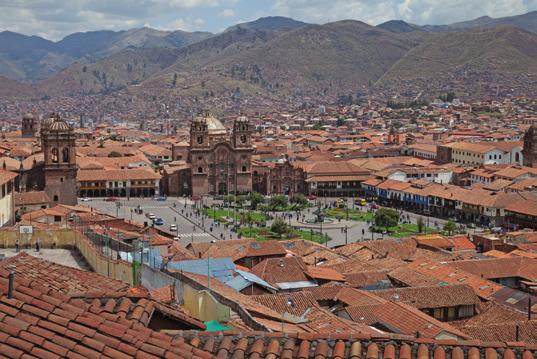 Vi besøger også den meget idylliske by Pisac, hvor der er tid til både at vandre rundt i de smalle gader og nyde en frokost enten på den hyggelige plaza med markedet eller på vej til Cusco.