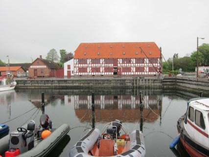 3 BYGNINGSHISTORIE Lundeborg hørte til Gudme Herred, grundlagt som havneplads af Niels Frederik Bernhard Sehested til Broholm (1813-1882) i håbet om at etablere en købstad præcis midtvejs mellem