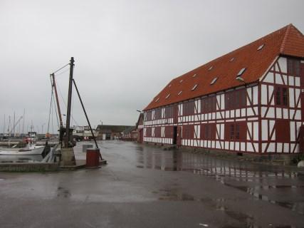 4 også som tilsejlende til byen. Pakhuset er en vigtig del af det lille fiskerlejes autentiske havnemiljø, da det træder frem i forhold til havnens øvrige, nyere bebyggelse.