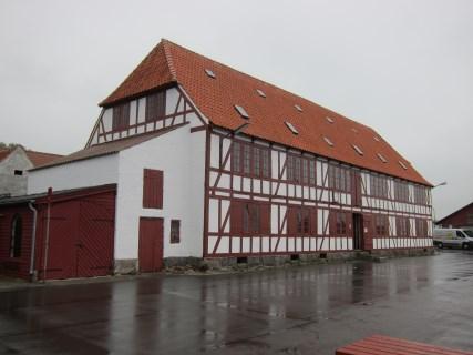 5 ARKITEKTONISK VÆRDI Den arkitektoniske værdi for Lundeborg Pakhus knytter sig i det ydre til det enkle længehus, der træder i karakter på grund af den høje granitsokkel, facadernes taktfaste