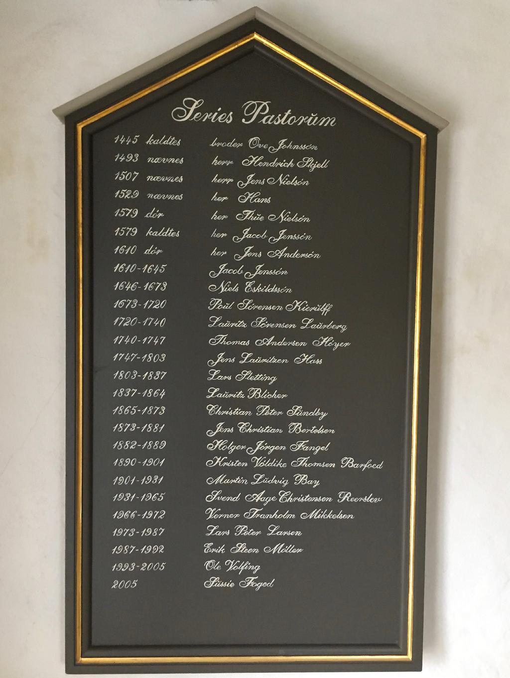 I våbenhuset er også præstetavlen, Series Pastorum, med de 26 præstenavne