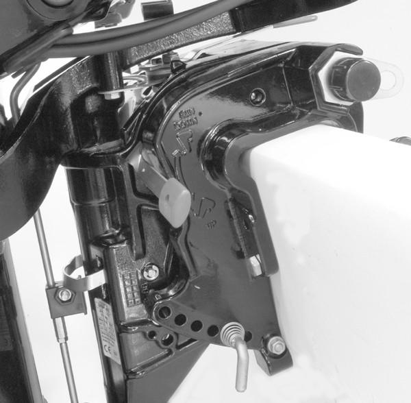 31982 Mnuelt tilt - funktioner og betjening Tilthåndtg - Med håndtget kn påhængsmotoren låses i position til brug på lvt vnd eller i positionen helt oppe. Se Grundlæggende tiltbetjening.