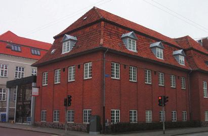 Torvegade 47 Huser i dag Byhistorisk Arkiv, men er oprindeligt opført i flere etaper som teknisk skole. Bemærk lærdommens symbol, uglen i buen, over indgangsportalen.